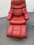 Ekornes stressless fåtölj med tillhörande fotpall röd sk