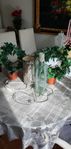 2 bordslampor och 2 plastblommor 