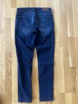 Demi Curve, Mid Rise/Skinny, Levi’s