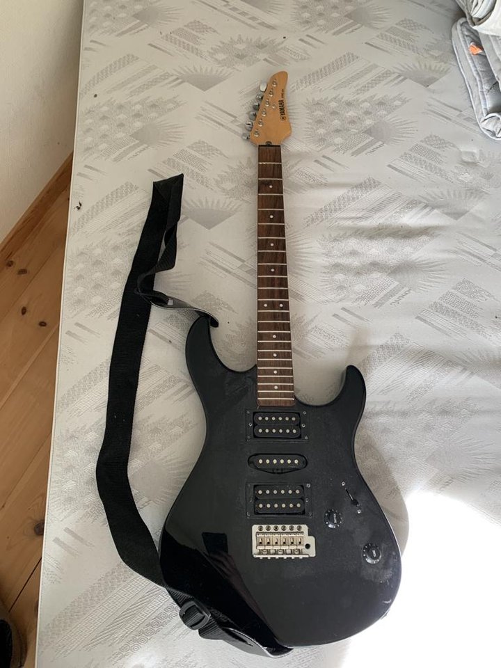 Elgitarr, Yamaha ERG 121