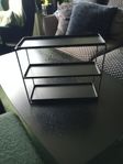 Liten hylla svart metall från Clas Ohlson 