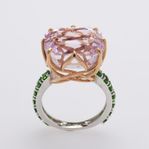 Ring i Vitguld med Kunzite och Diopside. Kanonpris!