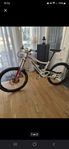 downhillcykel storlek L