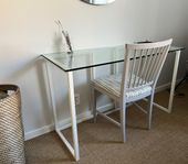 Skrivbord med glasskiva från Habitat