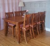 Massivt köksbord med 6st stolar