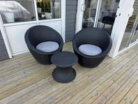 Loungegrupp - 2 fåtöljer + 1 bord.