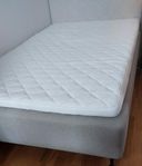 MIO säng med resårbotten och bäddmadrass