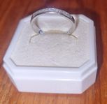 Alliance ring i 18K vitguld med 0,13 ct. Diamanter.