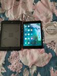 Ipad Mini 2 med fodral.