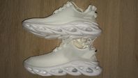Helt nya vita sneakers stl 39 med superbekväm anti-halk sul