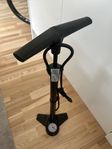 Cykelpump Aluminium 70 cm med munstycken