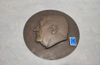 OKÄND KONSTNÄR, Evert Taube, relief i gjuten brons, 6,2 kg