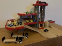 PlanToys parkeringsgarage med bilar 