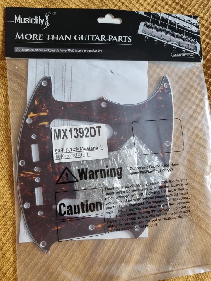 Oanvänd Fender Mustang pickguard