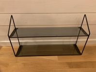 Glashylla från Mio Möbler