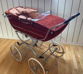 Streng retro barnvagn