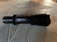 Taktisk ficklampa Olight Warrior M22 – med fodral & dimmer