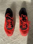 Träningsskor röda Adidas i stl 39,5