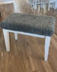Sittbänk/pall med fårskinn
