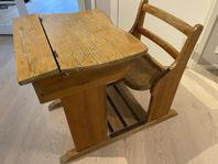 Gammal klassisk skolbänk
