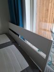Vitt dubbelsäng (165 cm ) med resårbottnar (80cm )