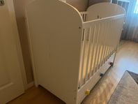 spjälsäng med lådor 