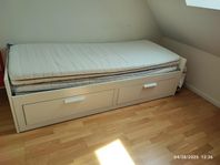 Barnsäng med stol och bänk
