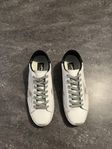 Vita sneakers från Golden Goose 