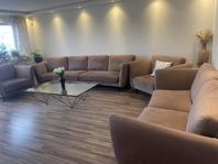 fin soffgrupp och glasbord 