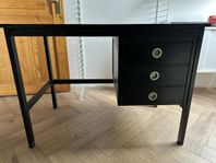 Skrivbord i trä, svartmålat, 3 lådor, 100 cm x 60 cm