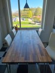 matbord och matstolar