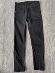 Svarta jeans strl W29/L32 från Tiger of Sweden, Iggy
