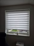 Vit elektrisk rullgardin från Gardiner By Tuiss
