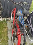 2 cyklar och en cykelvagn