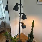 HEKTAR Golvlampa med 3-spot, mörkgrå