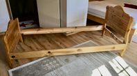 Säng i trä till salu