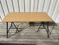 Skrivbord: bordsskiva och benbockar