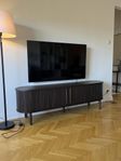 TV-bänk | Judit, mio, brunbetsad 