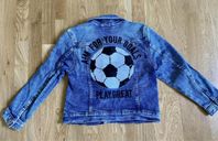 Jeansjacka i storlek 116 med fotbollsmotiv