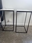 två sidobord/sängbord