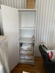 2 vita garderober, hyllplan, trådbackar, garderobsstänger