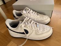 Vita Nike Airforce 1 (strl 39) med marinblå detaljer.