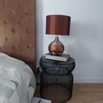 Sidobord och lampa