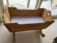 Handgjord vagga i furu