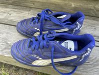 Fotbollsskor stl 33