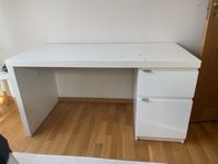 skrivbord och soffbord