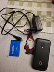 Alcatel mobil  telefon med laddare.