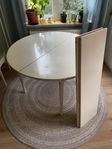 matbord med fyra stolar i gustaviansk stil
