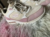 Skechers sneakers i storlek EUR 38 (US 8, UK 5, 25 cm).