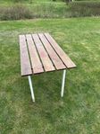 Träbord med metallben 